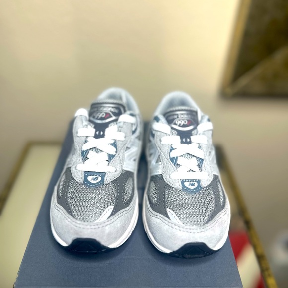 Kids New Balance Sneakers, 990v6, grey. Size 7med. - Picture 8 of 8